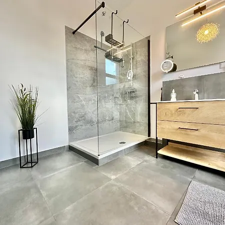 Exklusives City-apartment Im Herzen Oldenburgs Mit Balkon Und Parkplatz A36 Apartment